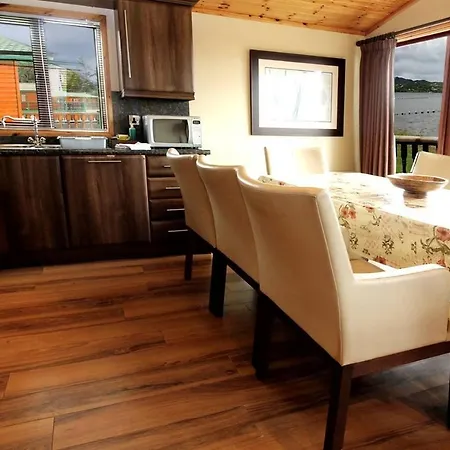 펜션 Luxury 4 Bed Bay View Cabin - Sleeps 9 People Kerrykeel